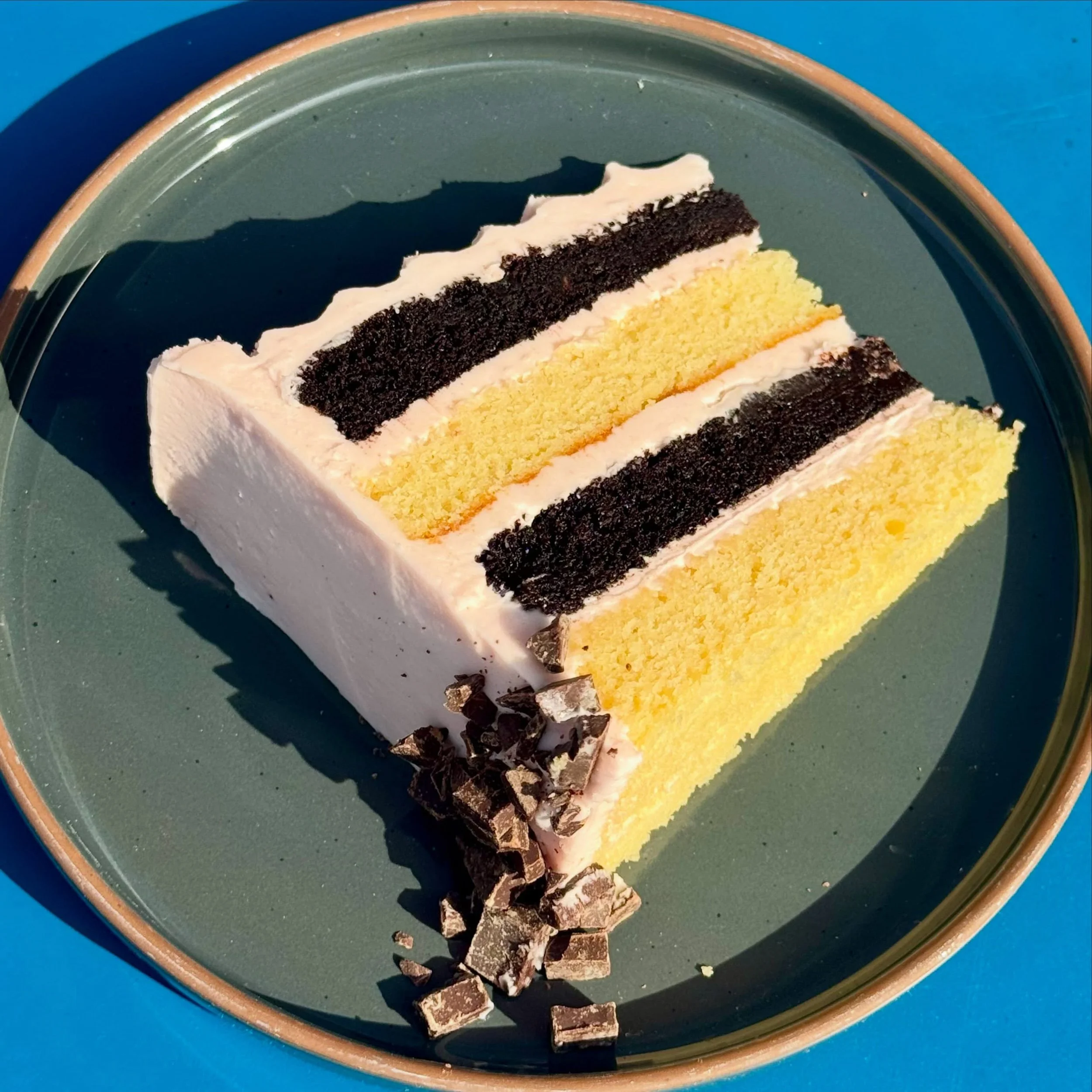 🍰 Neapolitan cake 🍰

Our classic blackout cake with alternating layers of fluffy vanilla sponge, slathered in strawberry buttercream (made with homemade strawberry jam!!) and sprinkled chocolate crumbles. Sweet, creamy, summery goodness 💛

Availab