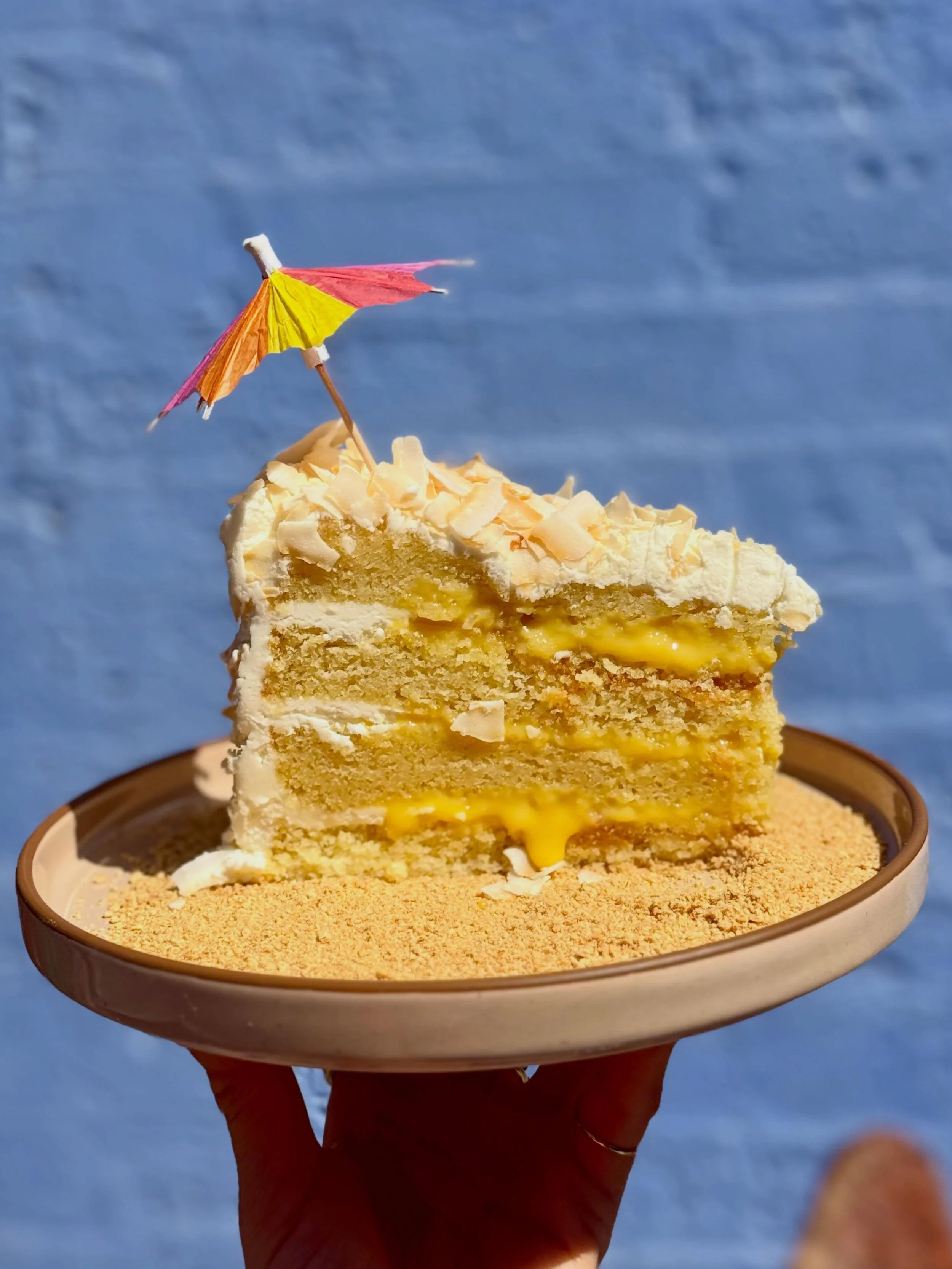 🥥🍍PI&Ntilde;A COLADA CAKE 🍍🥥

If you like pi&ntilde;a coladas, and weekends with zero rain 🎶

Creamy coconut cake with tangy, fresh pineapple curd &amp; rich coconut buttercream, rolled in toasted coconut flakes! 🏖️Beach umbrella to keep the go