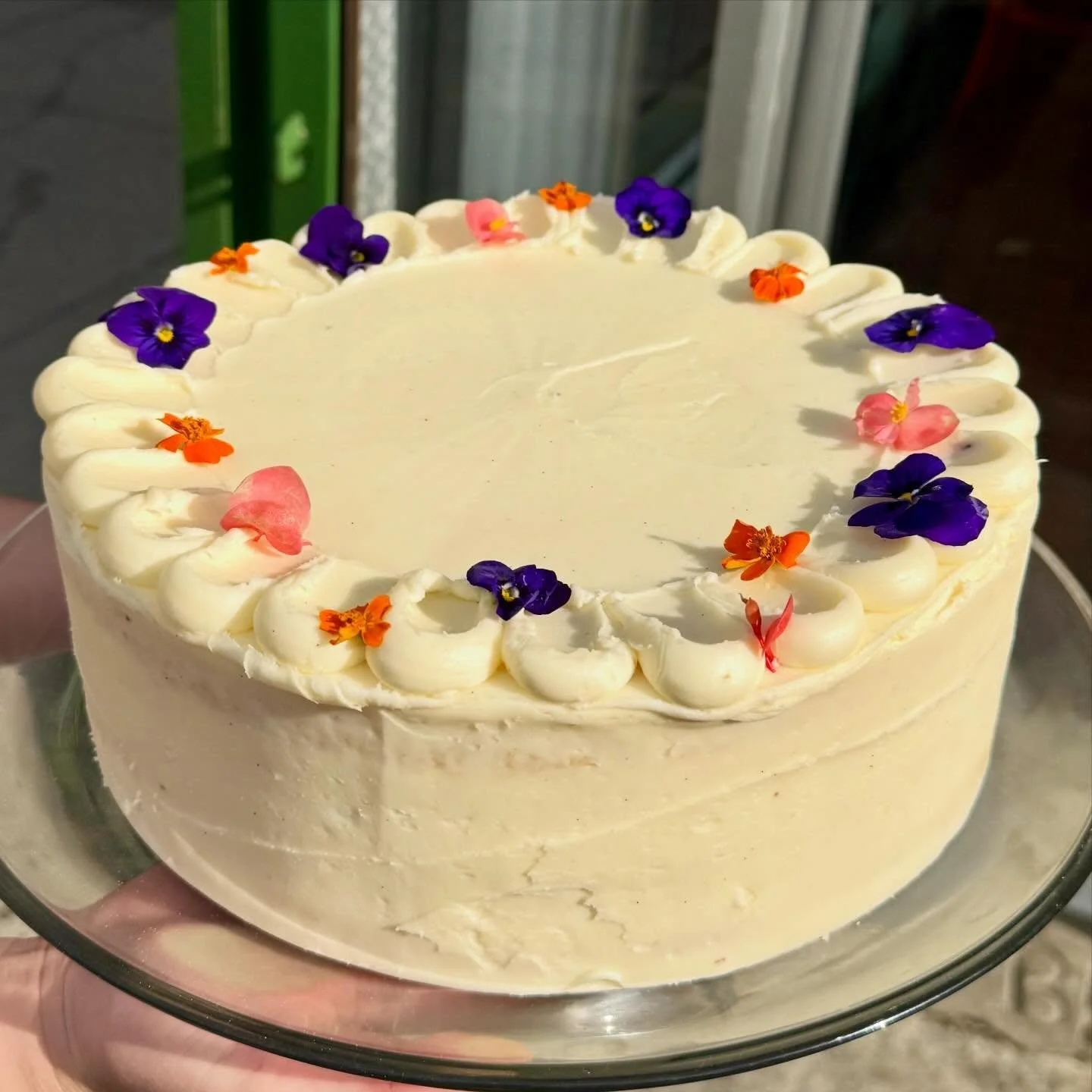 🍋MAY CAKE🍋

Pucker up buttercup, it&rsquo;s May! Sweetie lemon cake with tart lemon curd between each layer. Covered in vanilla bean buttercream &amp; adorned with fresh flowers. It&rsquo;s bright, it&rsquo;s light, and it hits juuust right! Availa