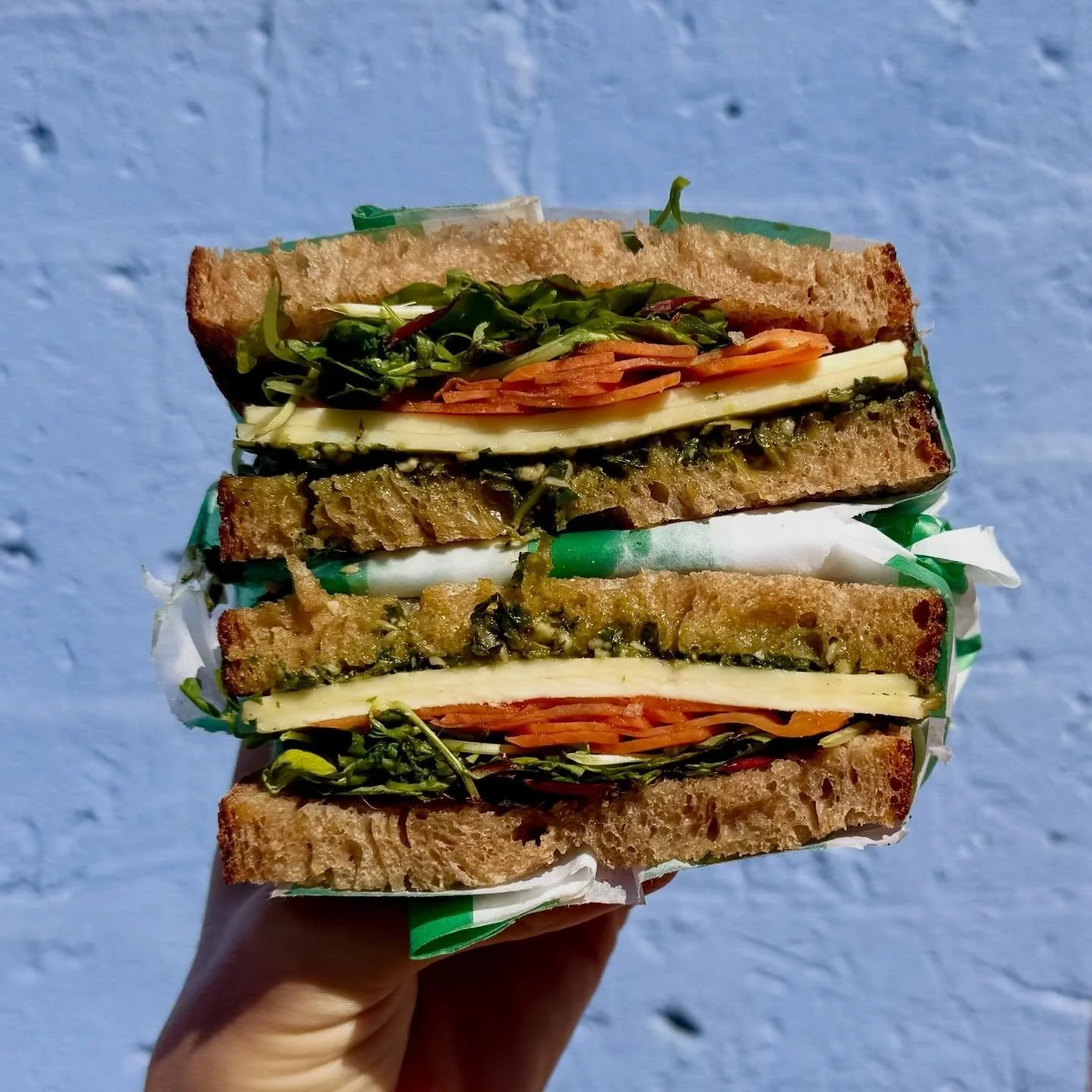 🥗🥪VEGGIE SANDWICH🥪🥗

Sliced sourdough with pea shoots, sorrel, picked carrots &amp; Vermont cheddar. Topped with a dollop of pistachio pesto &amp; cut in half like your favorite sandwich should be!

Crunchy &amp; bright &amp; fresh! Tastes like a