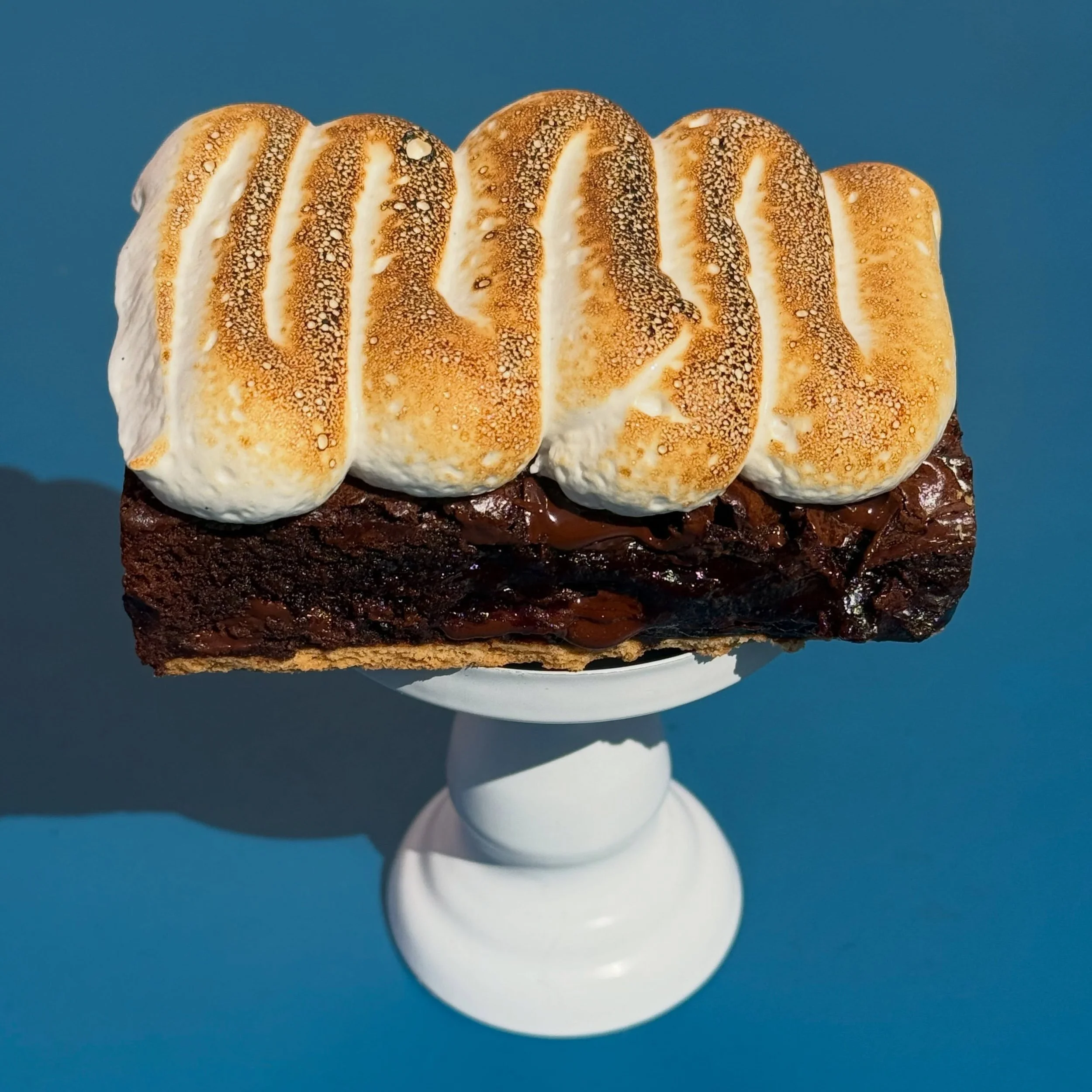 🍫🔥 S&rsquo;MORES BROWNIE 🔥🍫

When we first opened (almost 2 years ago!!!), we described our menu as &ldquo;nostalgic flavors with traditional techniques&rdquo;. This brownie is the perfect example of that. And after wanting to add a brownie to th
