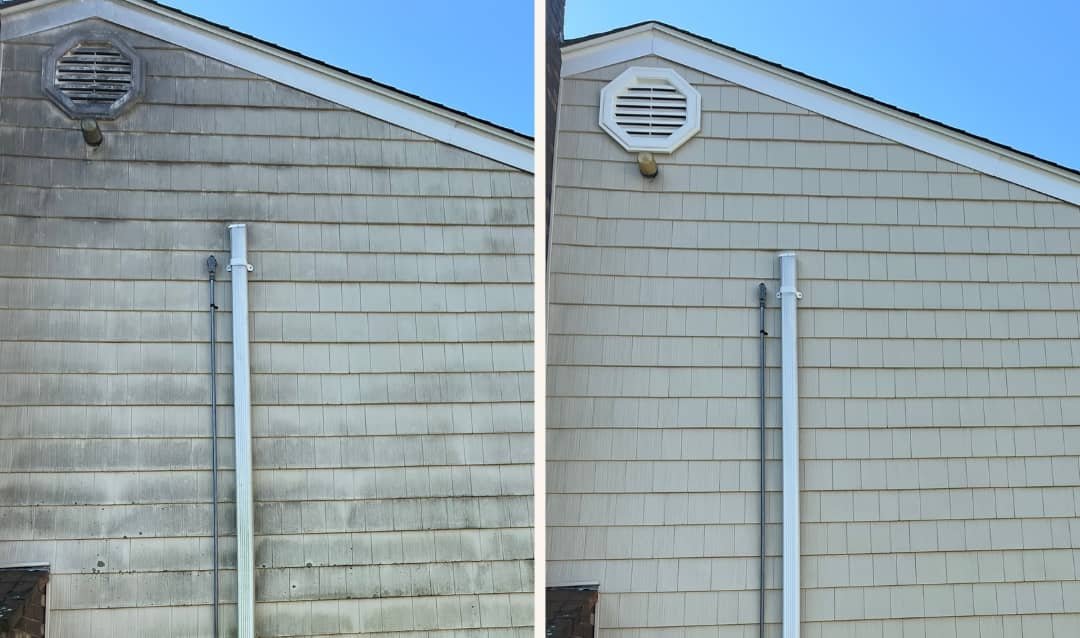 Comparison of the back wall of a house before and after cleaning. The left side shows the dirty and stained wall, while the right side shows the clean and bright wall.