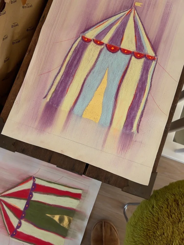 Welcome to my messy circus 🎪🎪

Bladgoud magic 🧚🏻

Overal goud in huis 🧚🏻🥲

I&rsquo;m falling more and more in love with the little &ldquo;imperfections&rdquo; that set my paintings apart from AI art
🎠🎠

🎪🎪

#kinderkamerstyling #mixedmedia 