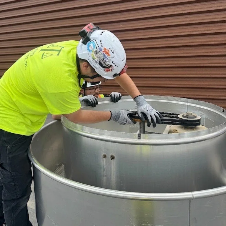 Rooftop views, servicing exhaust units and replacing belts! Small maintenance details make a massive difference. ⚙️ 
Is your faciality's maintenance up to date? Reach out or head to our site to lock in your next service appointment!📆