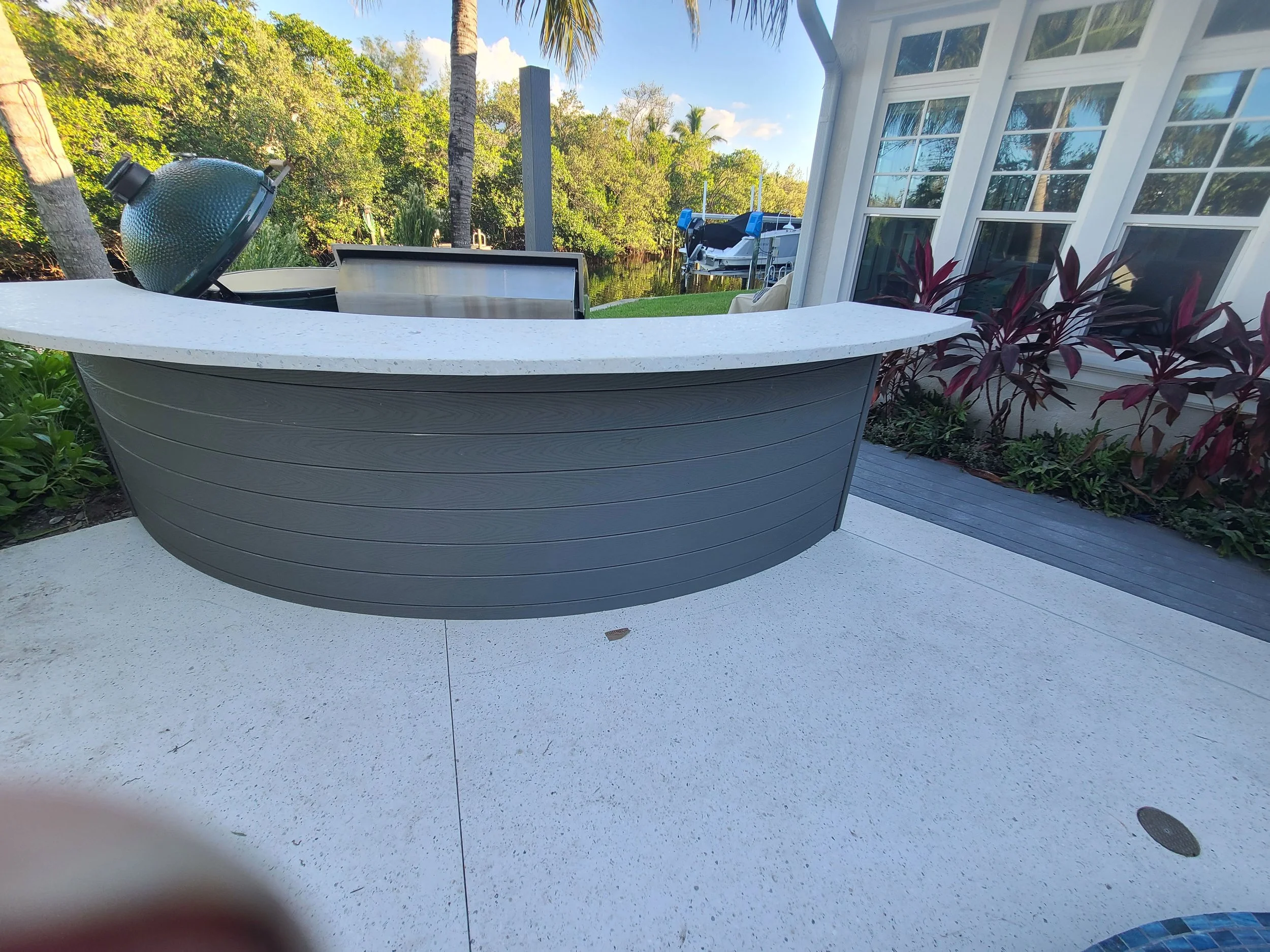 Curved poolside bar with a light countertop — Project 03.