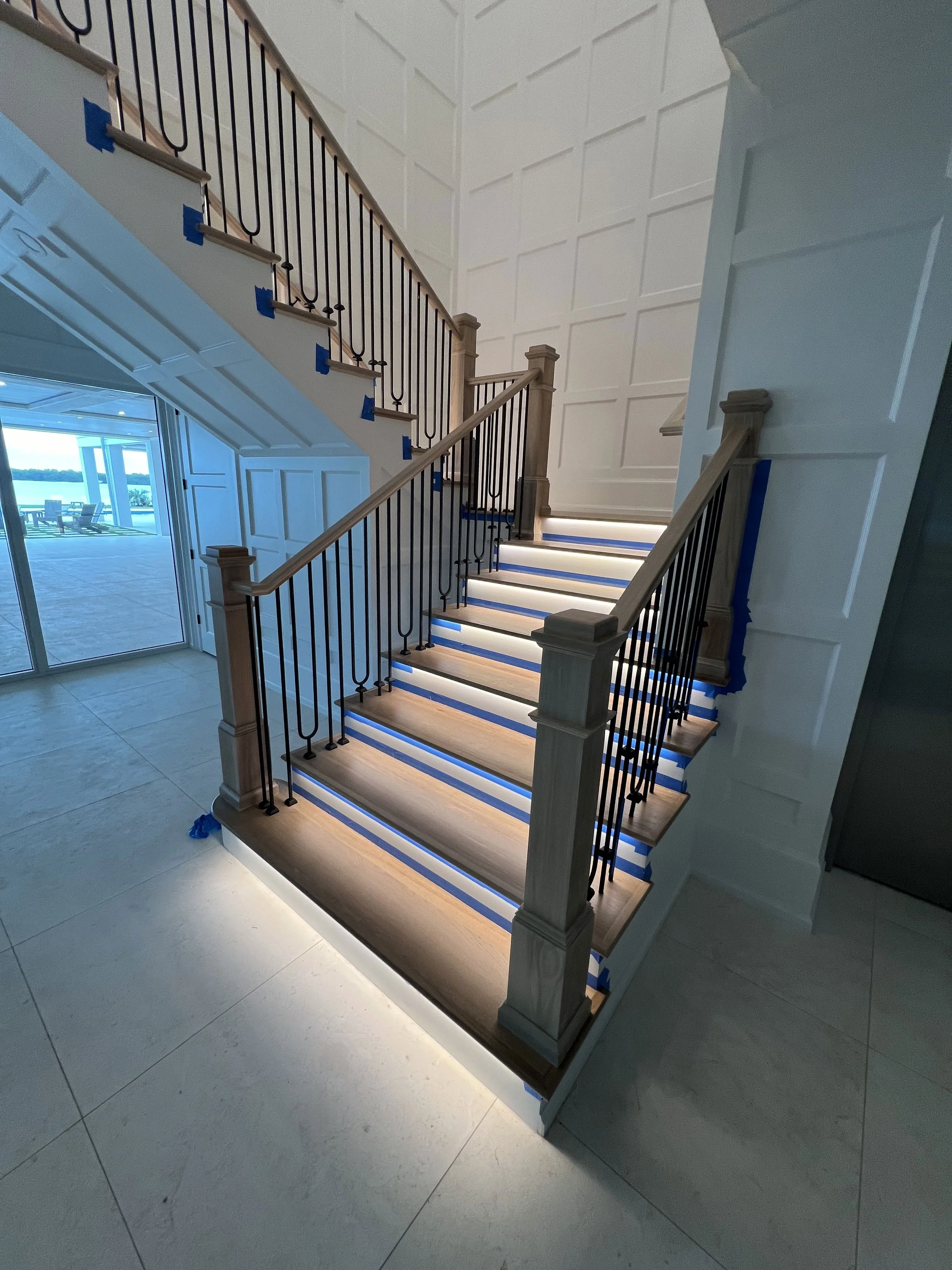 Wood staircase and handrail with illuminated steps — Project 06.