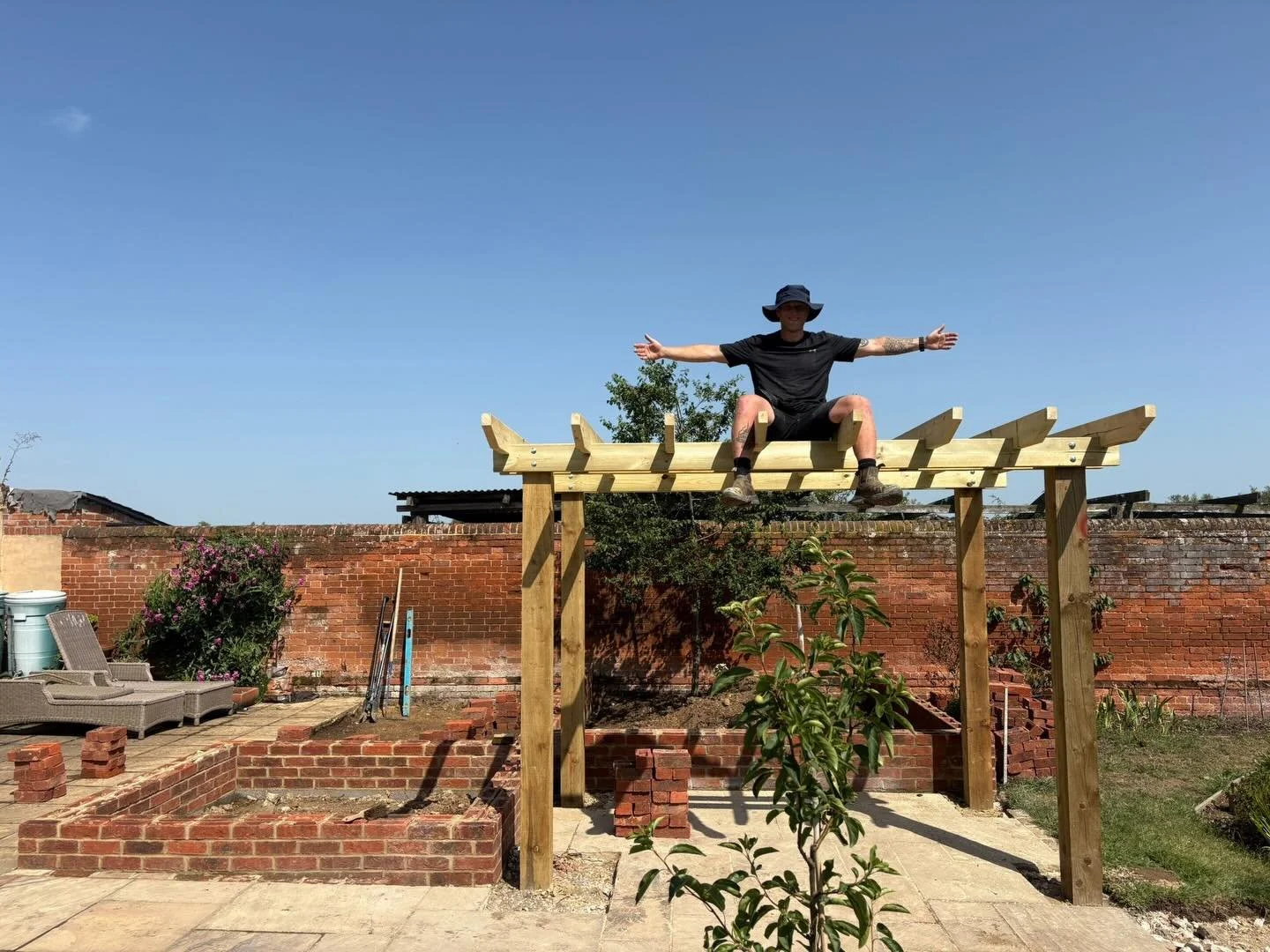🌊 Progress update:

- Planters ready for soldier course ✅ 

- Pergola built ✅ 

- Immaculate tan ✅ 🤩

Ready to transform your garden? DM me today to get a quotation 🙌

#oldleighgardenco #planters #brickwall #pergola