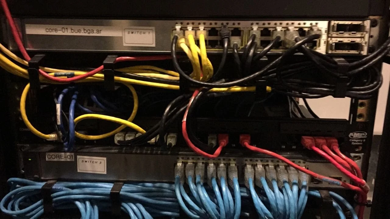 Panel de servidores con cables de colores conectados.
