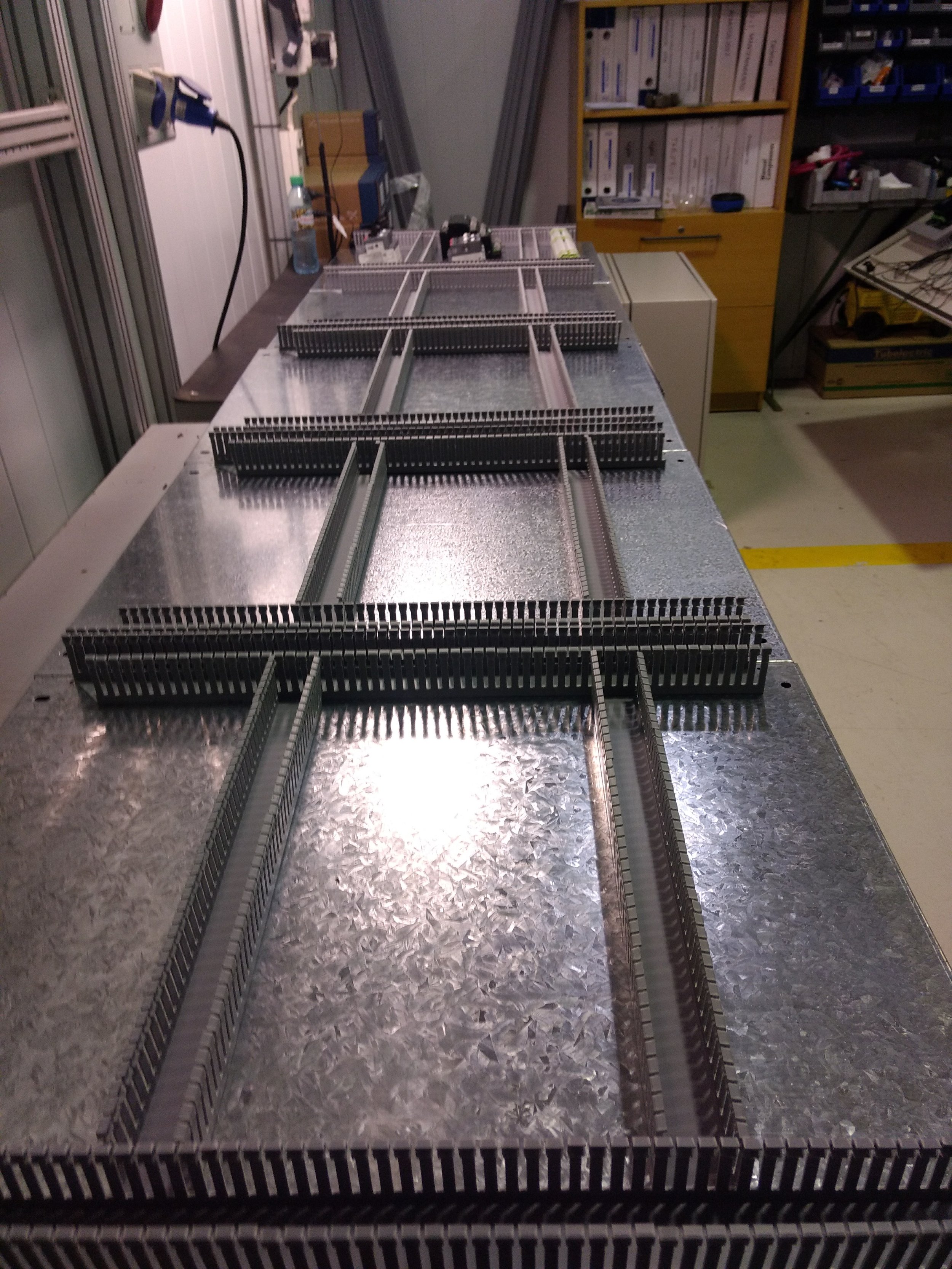 Mesa de trabajo de laboratorio con canales y componentes electrónicos.