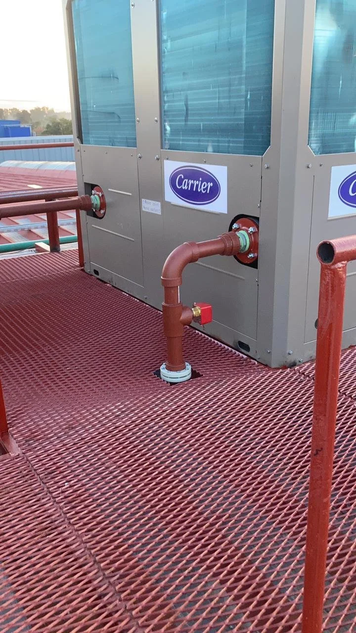 Sistema de aire acondicionado o ventilación con tuberías de conexión en una azotea.