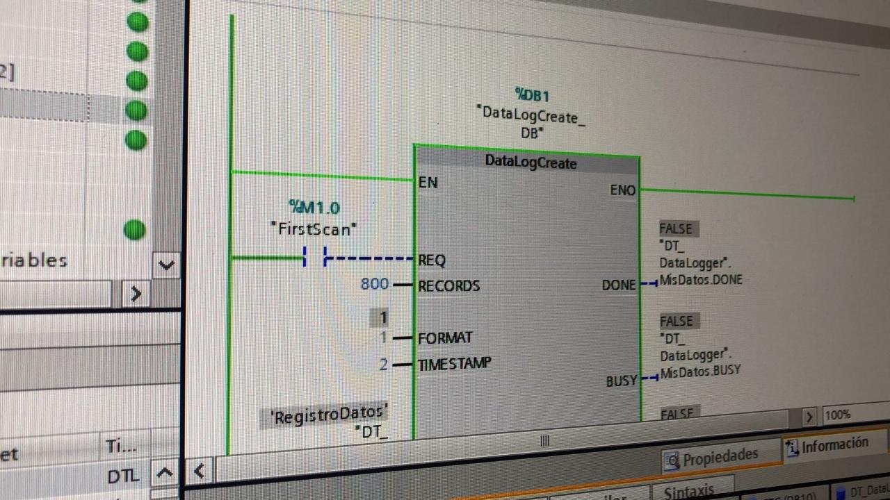 Captura de pantalla de un programa de programación que muestra bloques de código, incluyendo bloques llamados DataLogCreate, FirstScan y RegitroDeDatos.