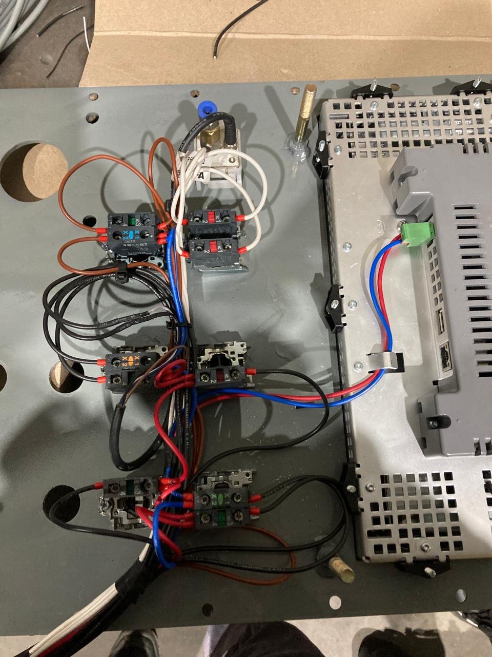 Cables y componentes eléctricos en una caja de control electrónica.