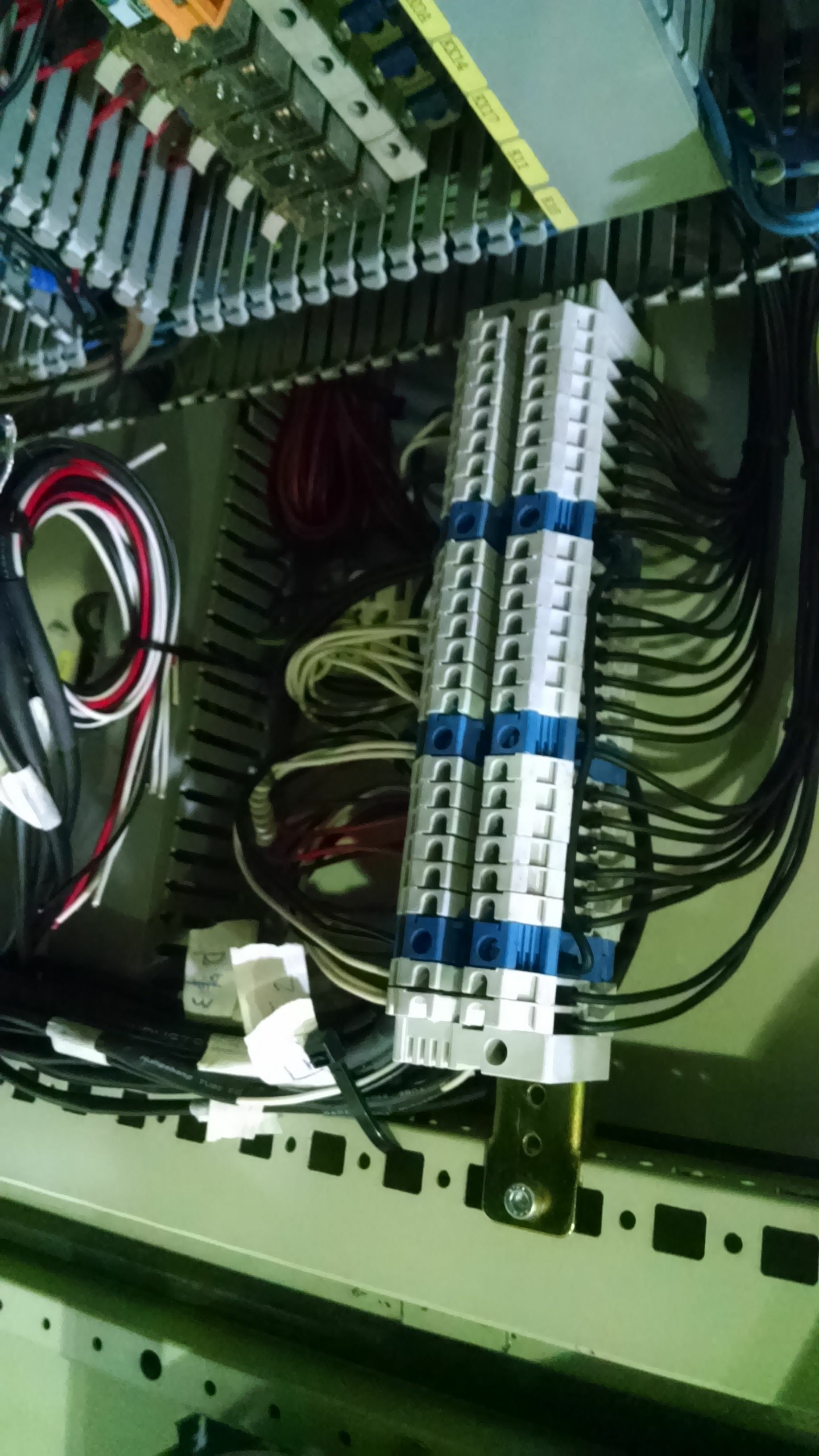 Interior de un tablero eléctrico con cables y conexiones en circuitos eléctricos.