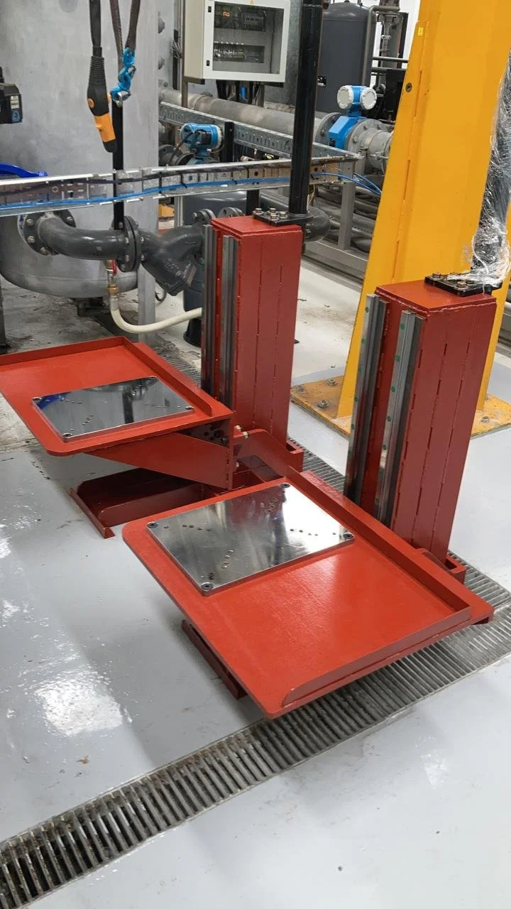 Equipo de seguridad y estructura metálica en un entorno industrial.