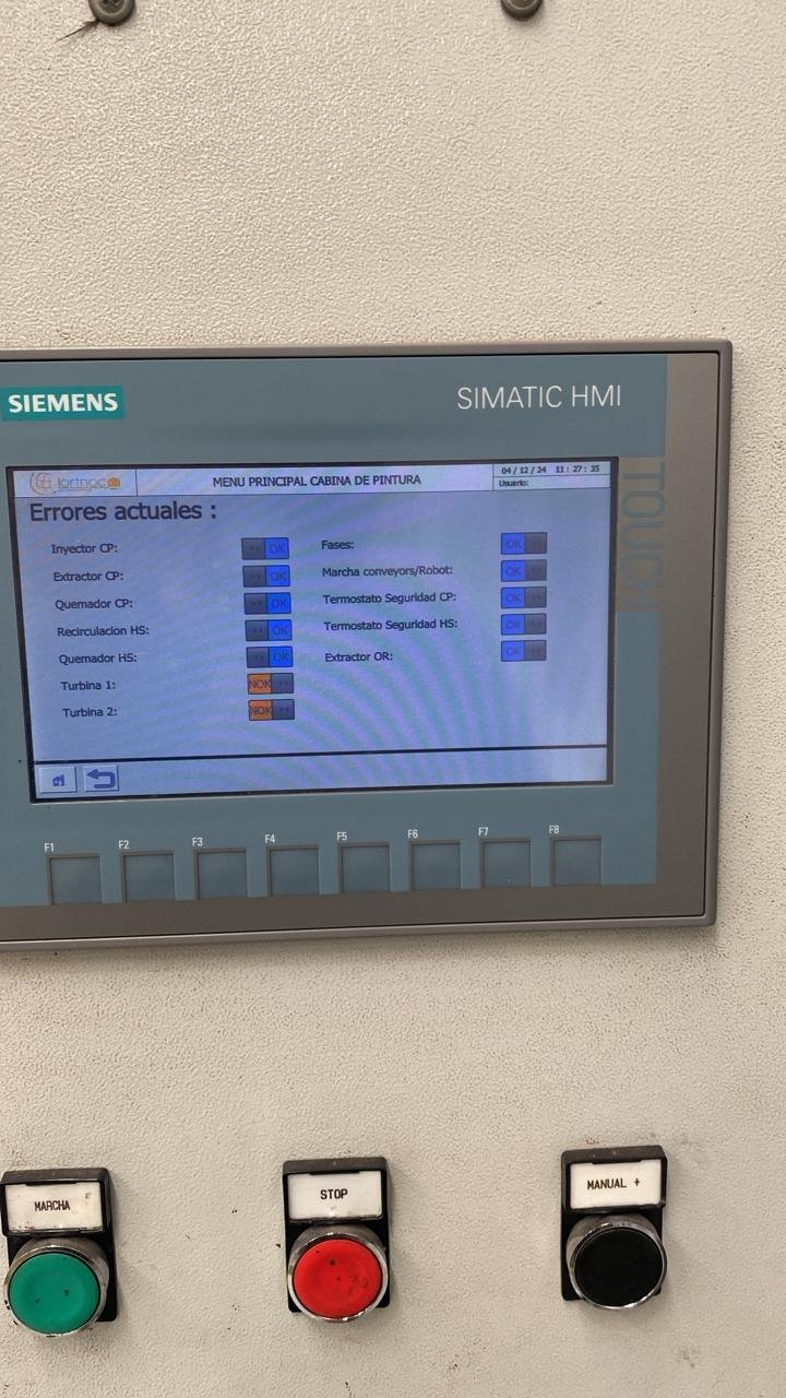 Pantalla de un sistema de control con errores en las turbinas, botones de marcha, parada y manual en primer plano