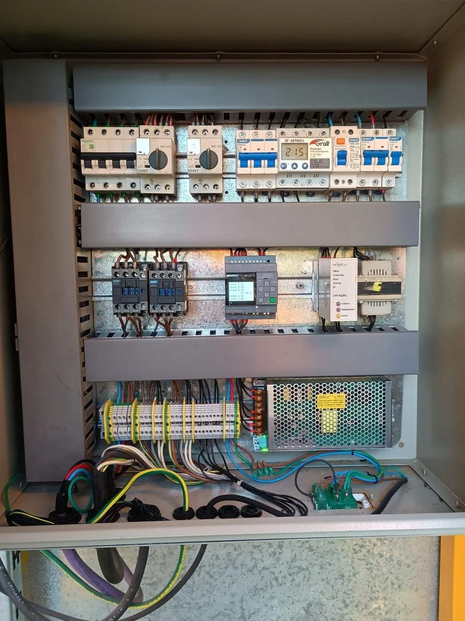 Cuadro eléctrico con componentes electrónicos y cableado interno.