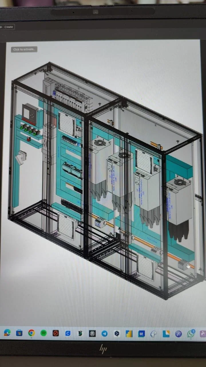 Vista en perspectiva de un sistema de control o infraestructura eléctrica con componentes conectados en un cuadro de equipo técnico.