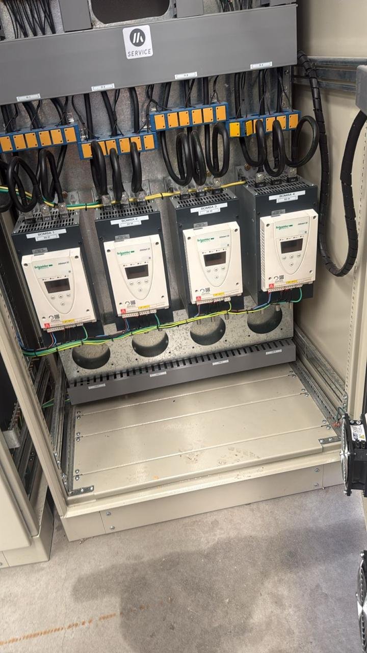 Cuadro eléctrico con varios variadores de frecuencia y cables conectados.