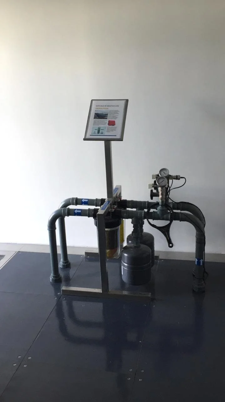 Sistema de bombas con medidores de presión y un panel informativo, utilizado para el control de líquidos o gases.