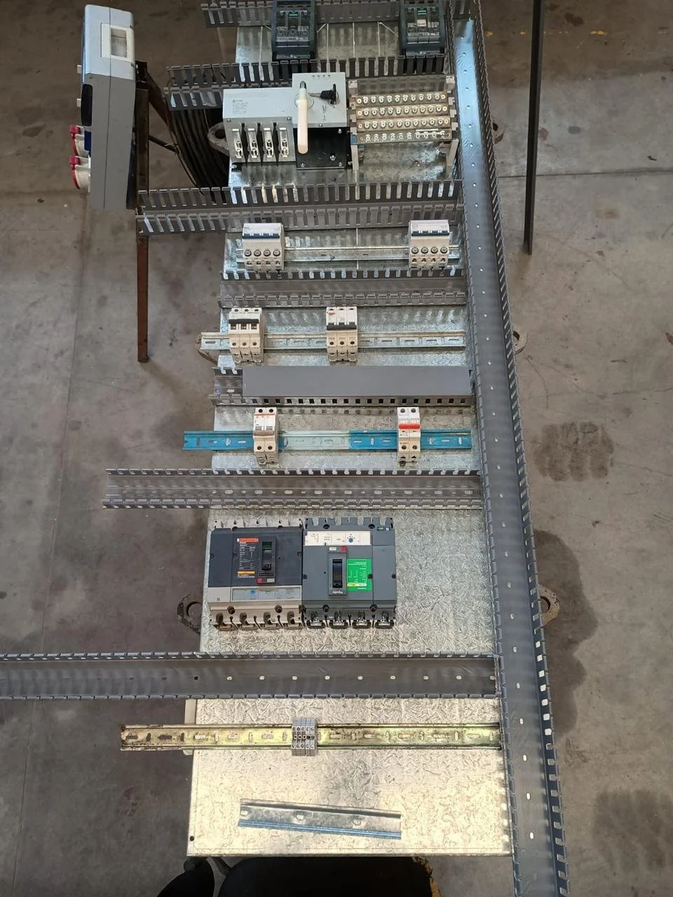 Tablero eléctrico con componentes y conexiones eléctricas en proceso de ensamblaje.