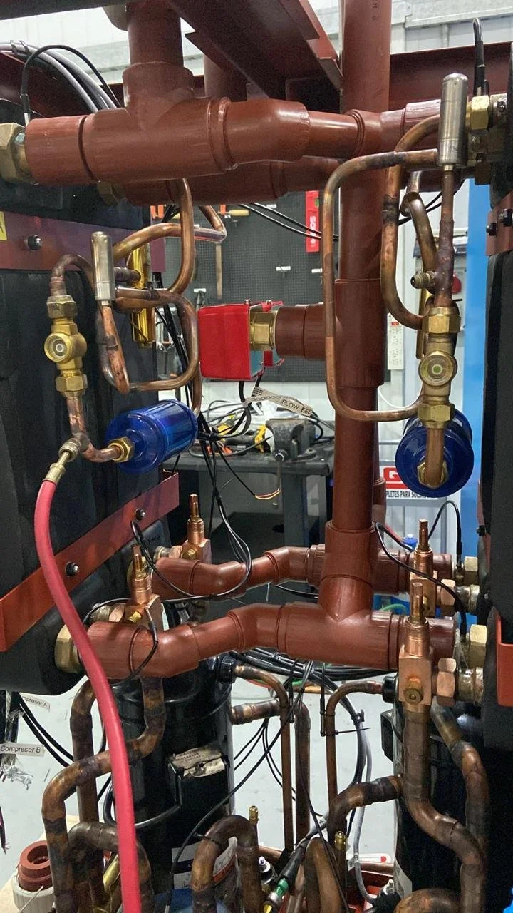 Sistema de tuberías de cobre y componentes en una unidad de refrigeración o aire acondicionado.