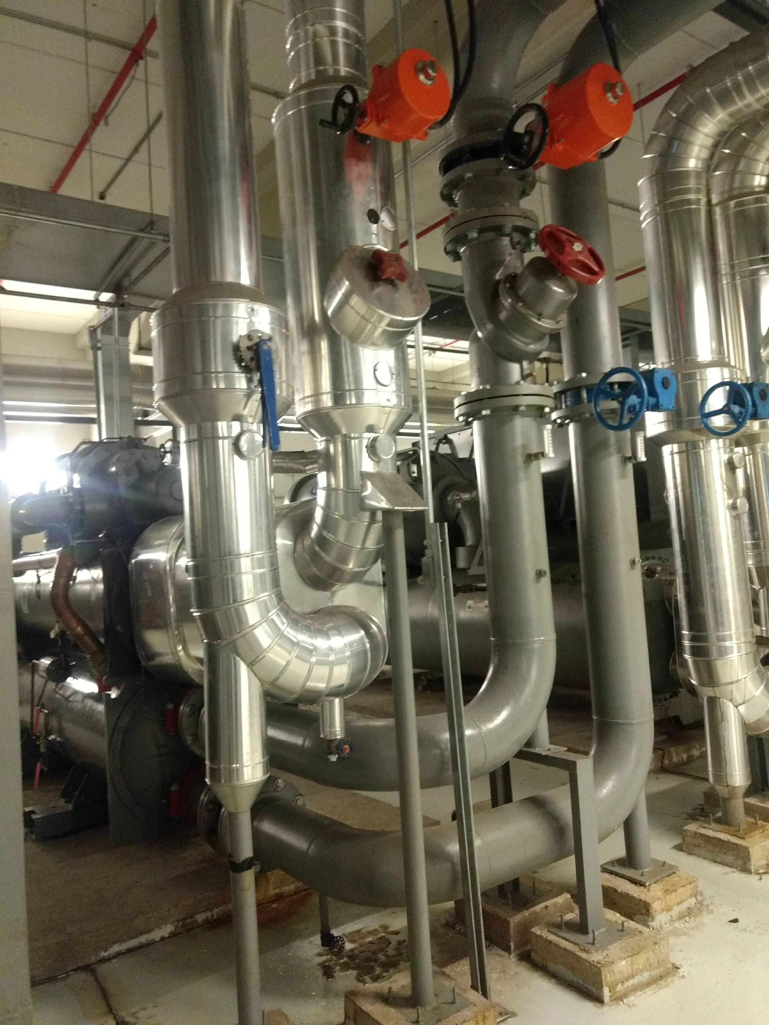 Sistema de tuberías de acero inoxidable con válvulas y medidores instalados en un espacio industrial.