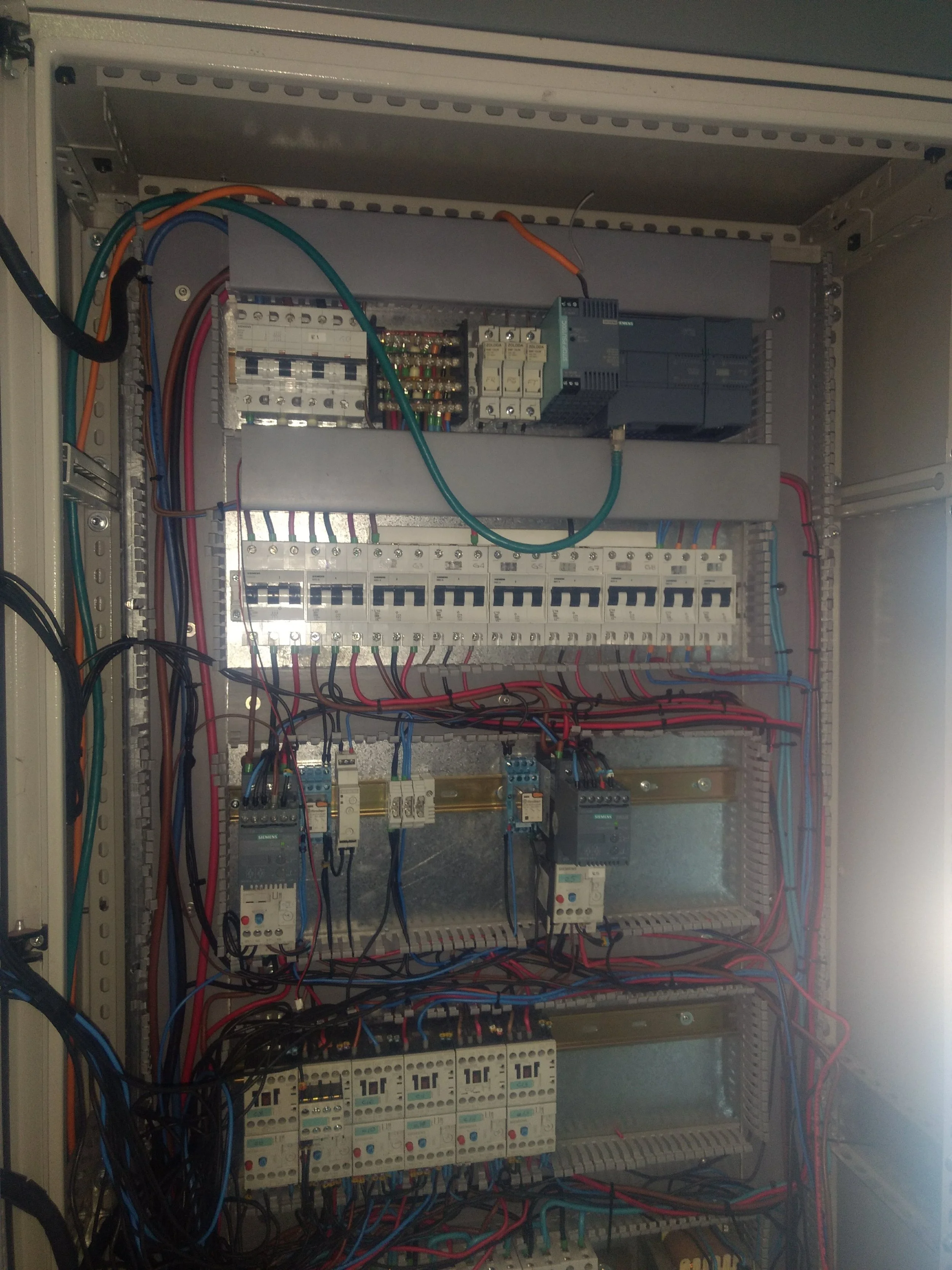 Cuadro eléctrico con componentes y cables electrónicos.