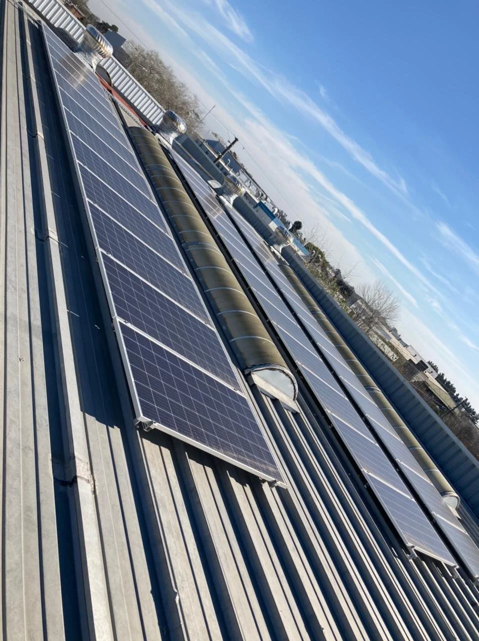 Paneles solares instalados en el techo de un edificio.