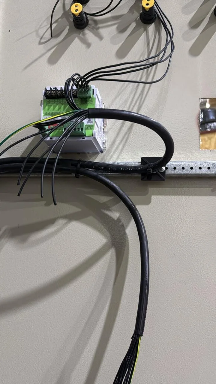 Sistema eléctrico con cables conectados a componentes en una caja de distribución en una pared.