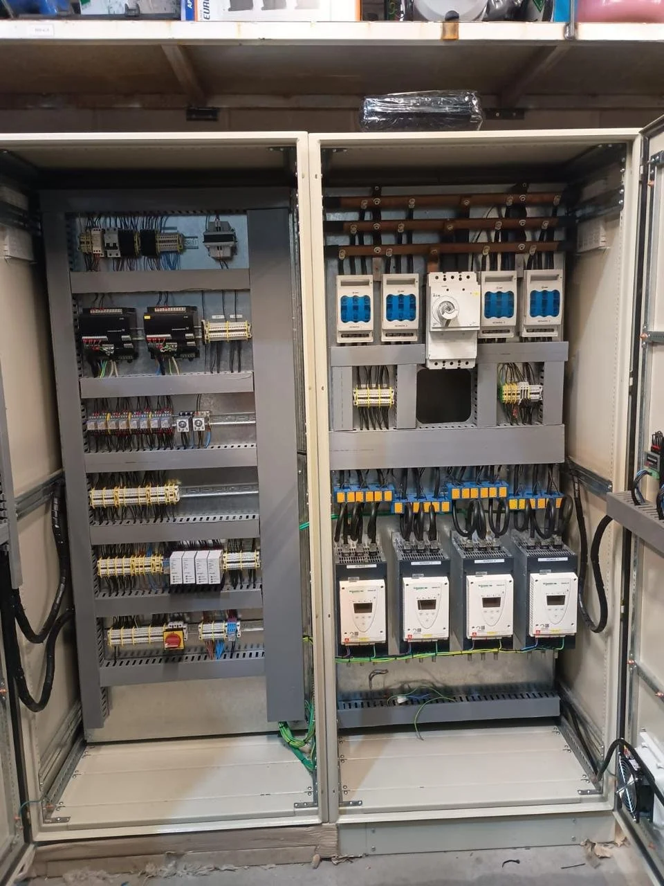 Tablero eléctrico con componentes y cables. Tablero realizado para Pehuajo 