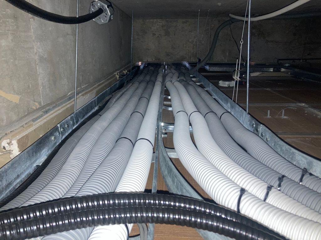 Tuberías de cableado eléctrico en un techo de un edificio en construcción o rehabilitación.