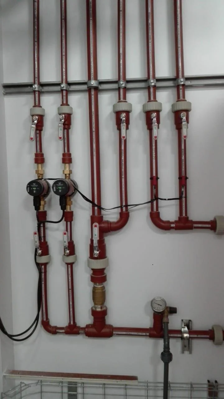 Sistema de tuberías de agua con medidores de presión en una pared de interior.
