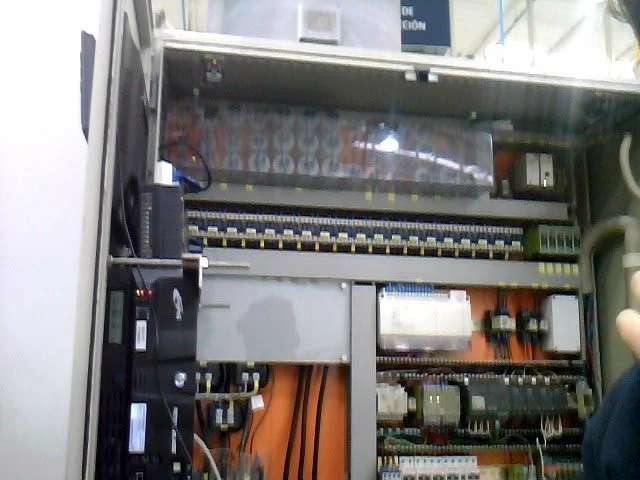 Tablero de control eléctrico con componentes y cables