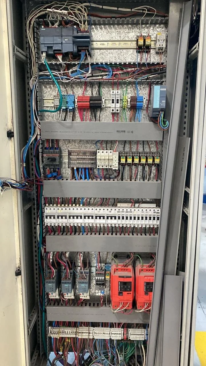 Armario eléctrico con componentes electrónicos y cableado organizado.