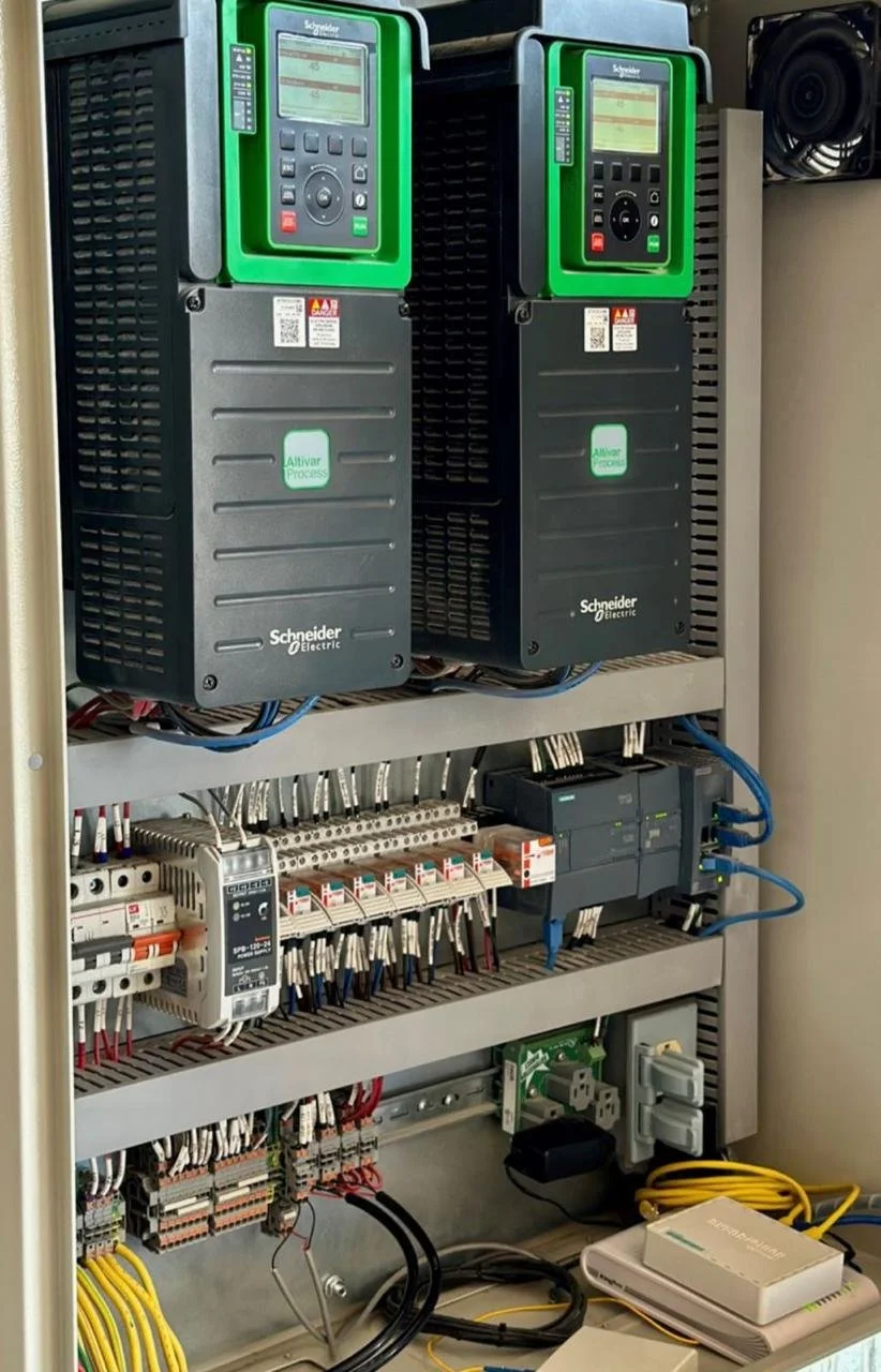Cuadro eléctrico con variadores de frecuencia y componentes eléctricos.