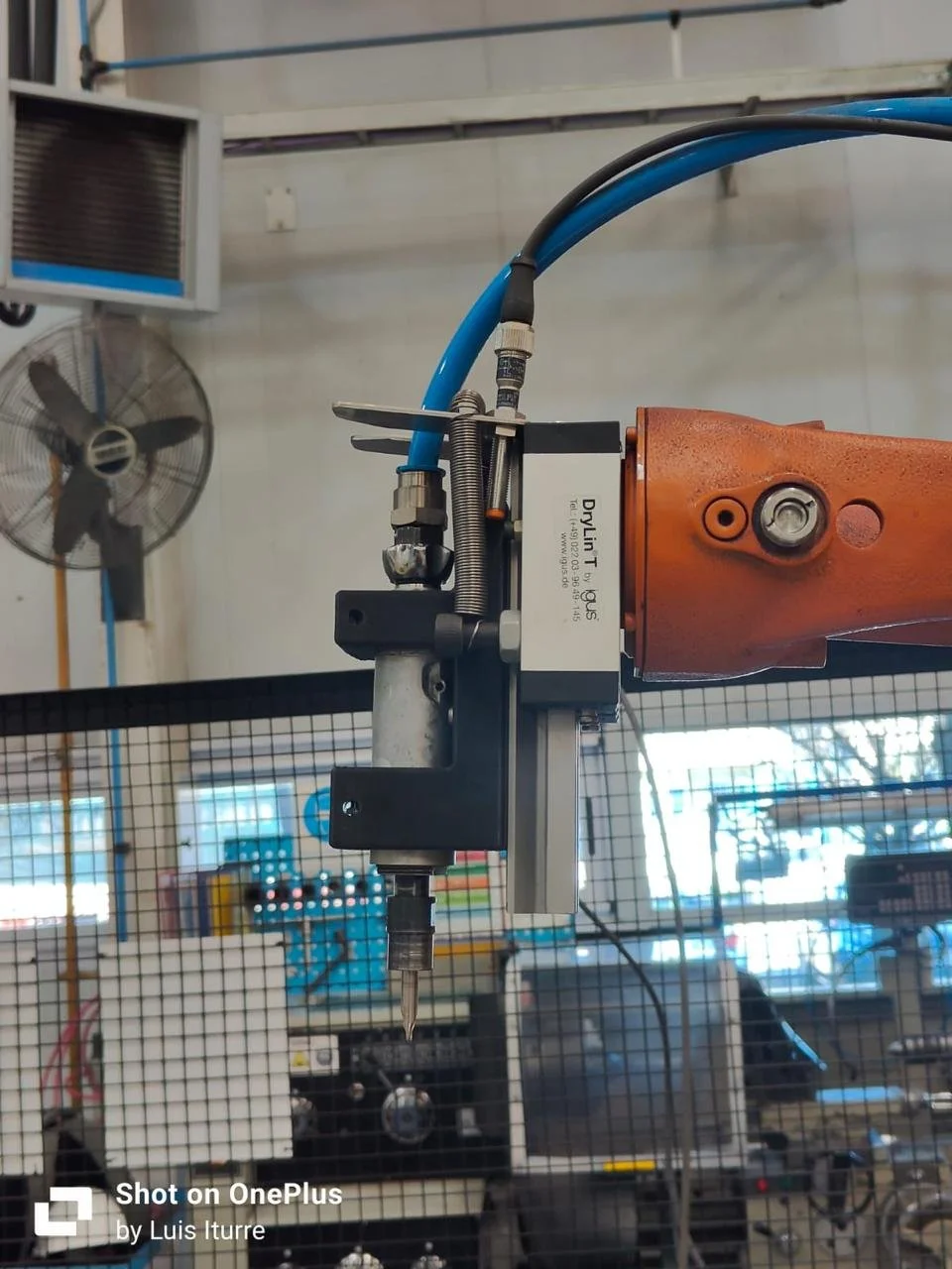 Equipo de laboratorio con componentes metálicos y cables, en un entorno industrial o de investigación.