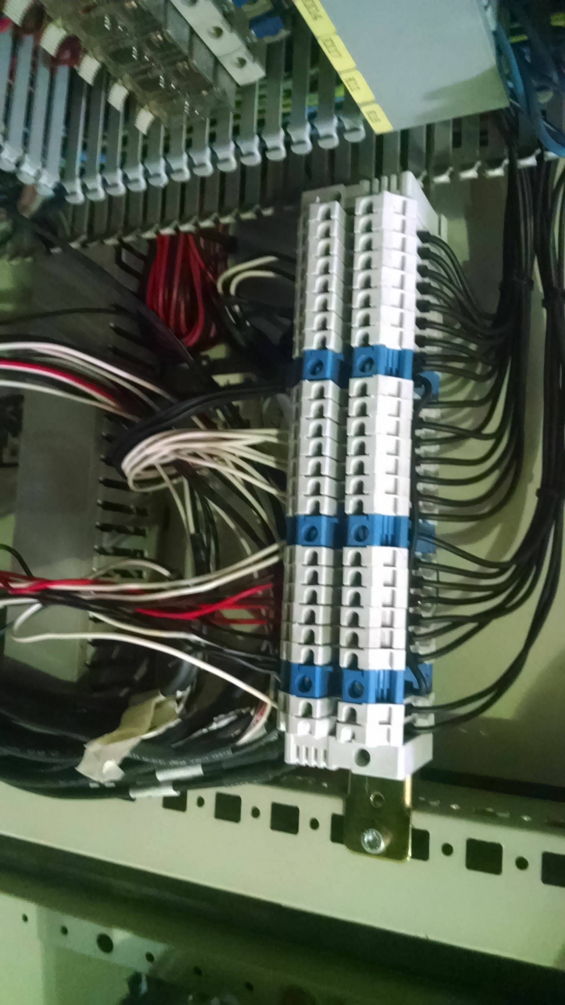 Tablero eléctrico con cables conectados y componentes electrónicos en un cuadro de control.