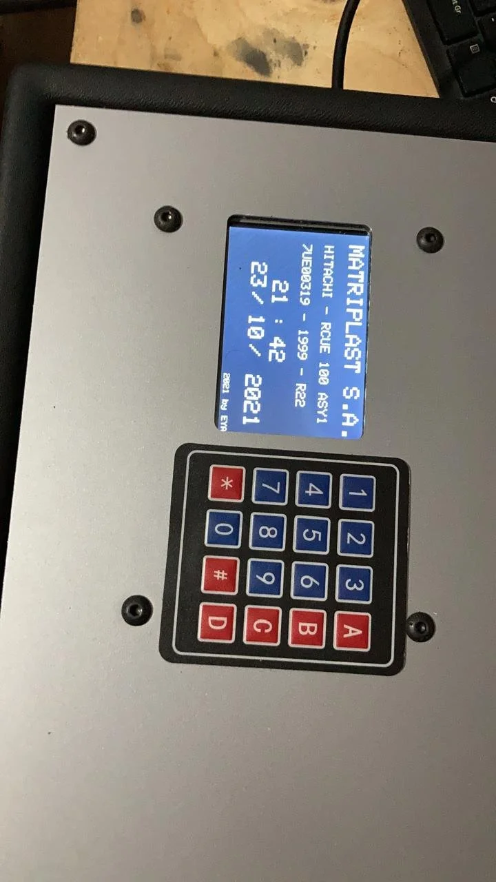 Pantalla de control con información técnica y teclado numérico en un equipo electrónico.