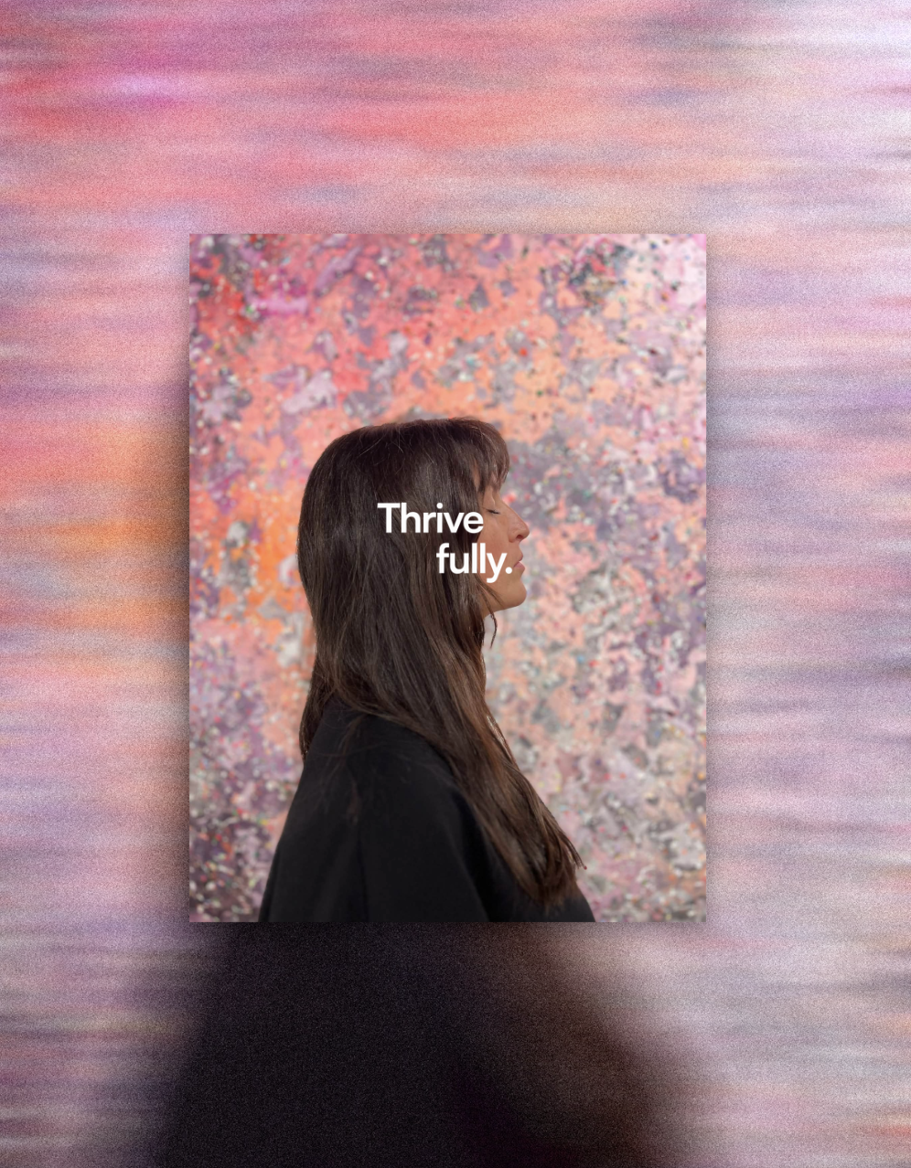 Une femme de profil avec un fond coloré abstrait, le texte 'Thrive fully.' écrit en blanc à côté de son visage.