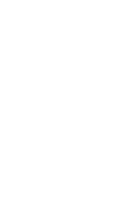 Trois cœurs dessinés à la craie blanche sur un fond noir.