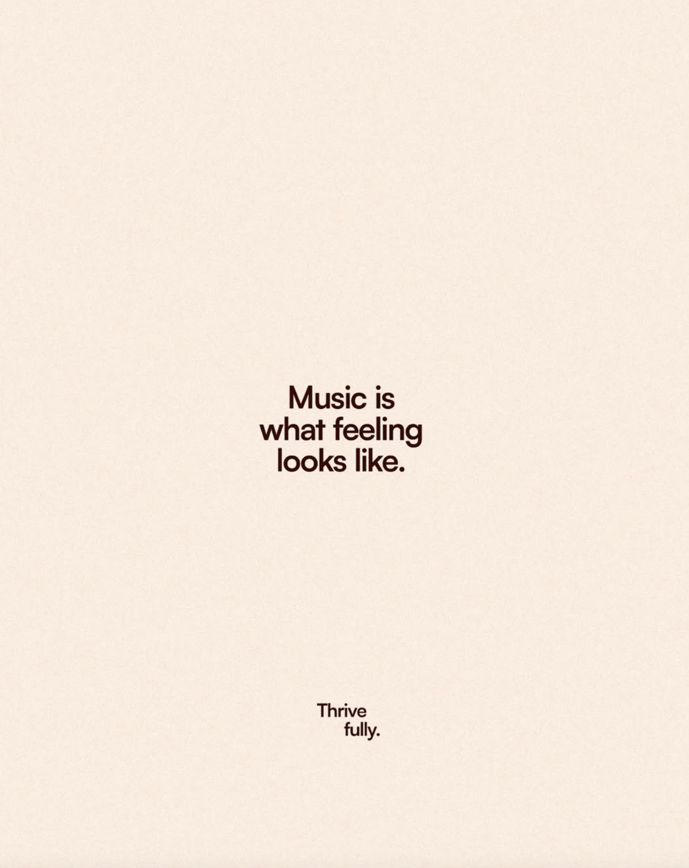 Citation sur fond beige : "La musique est ce que ressent la musique." en anglais : "Music is what feeling looks like." La phrase est centrée à peu près au milieu de l'image.