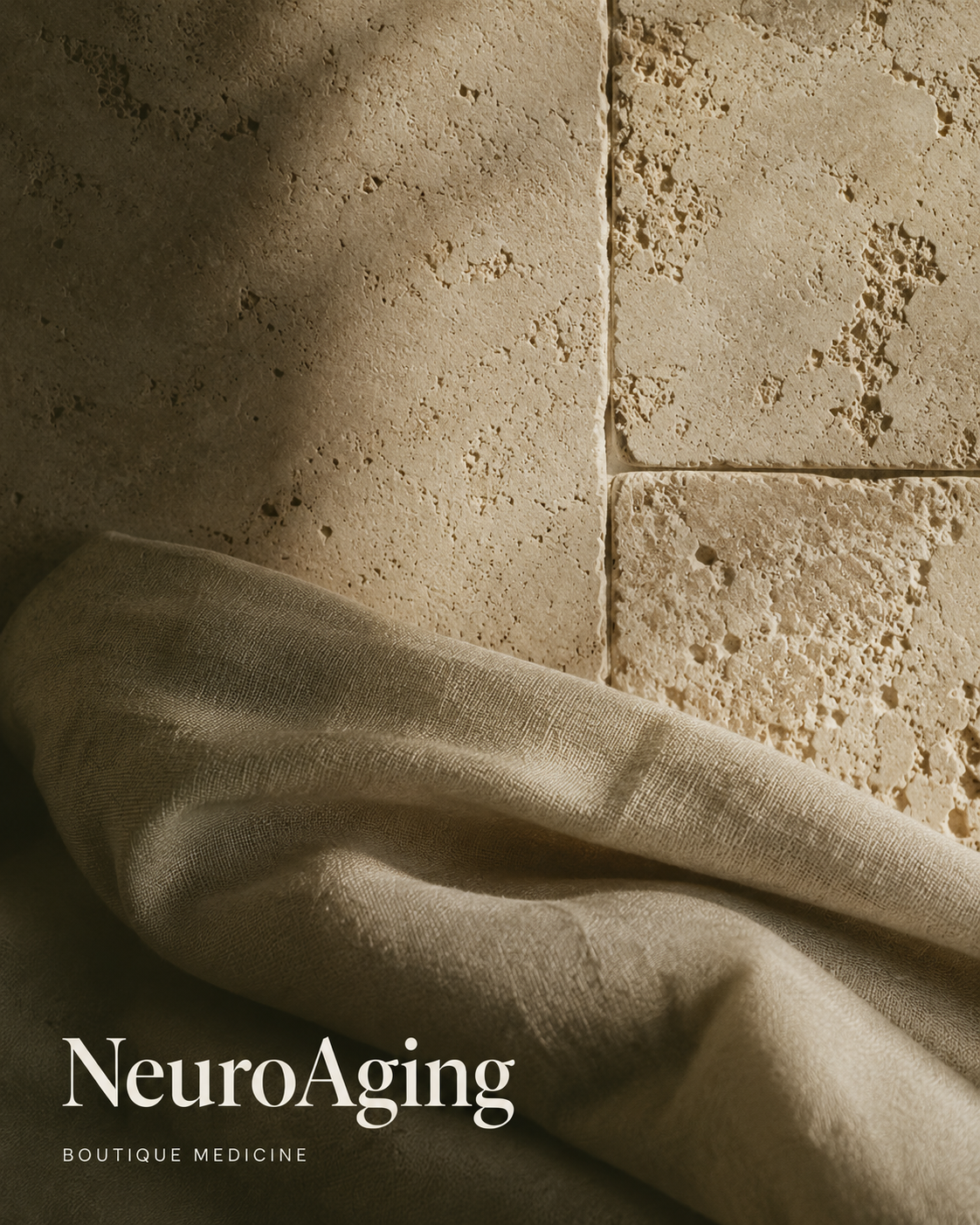 Pared de piedra beige y tela de color claro doblada en primer plano con texto que dice 'NeuroAging BOUTIQUE MEDICINE'.