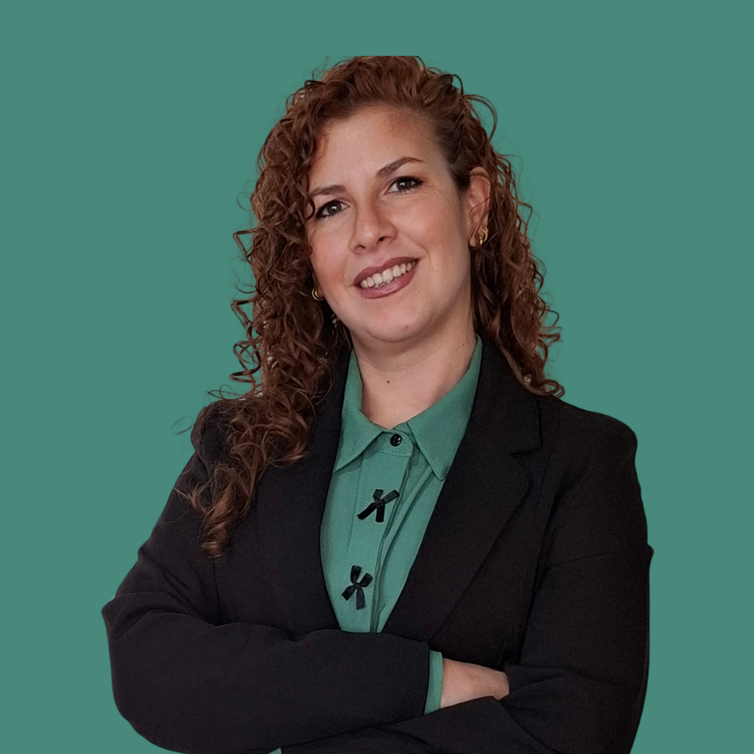 Mujer con cabello rizado y sonrisa, usando chaqueta y blusa verde, fondo verde.