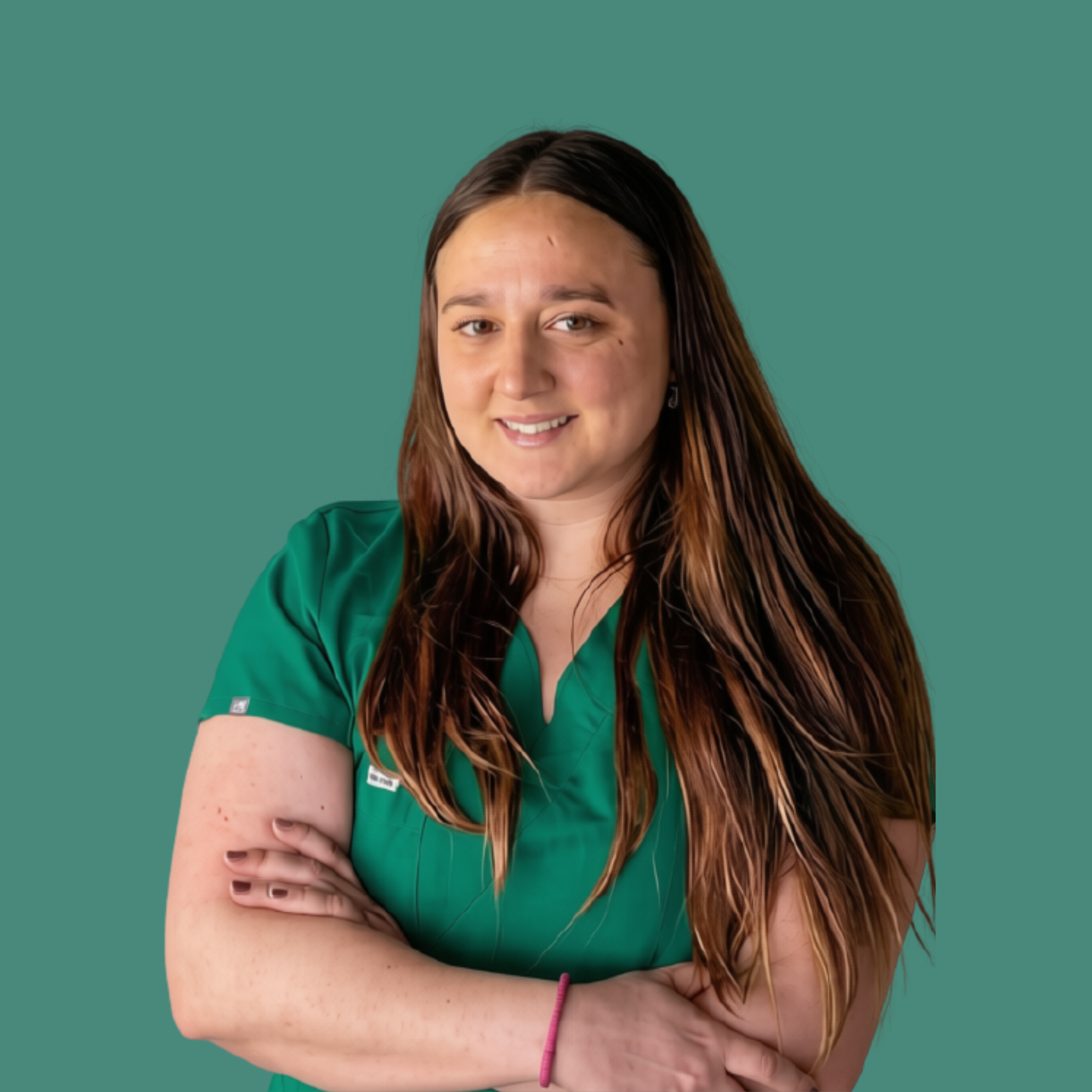 Retrato de mujer con cabello largo y castaño, vestida con camiseta verde, sonriendo, con brazos cruzados y fondo verde.