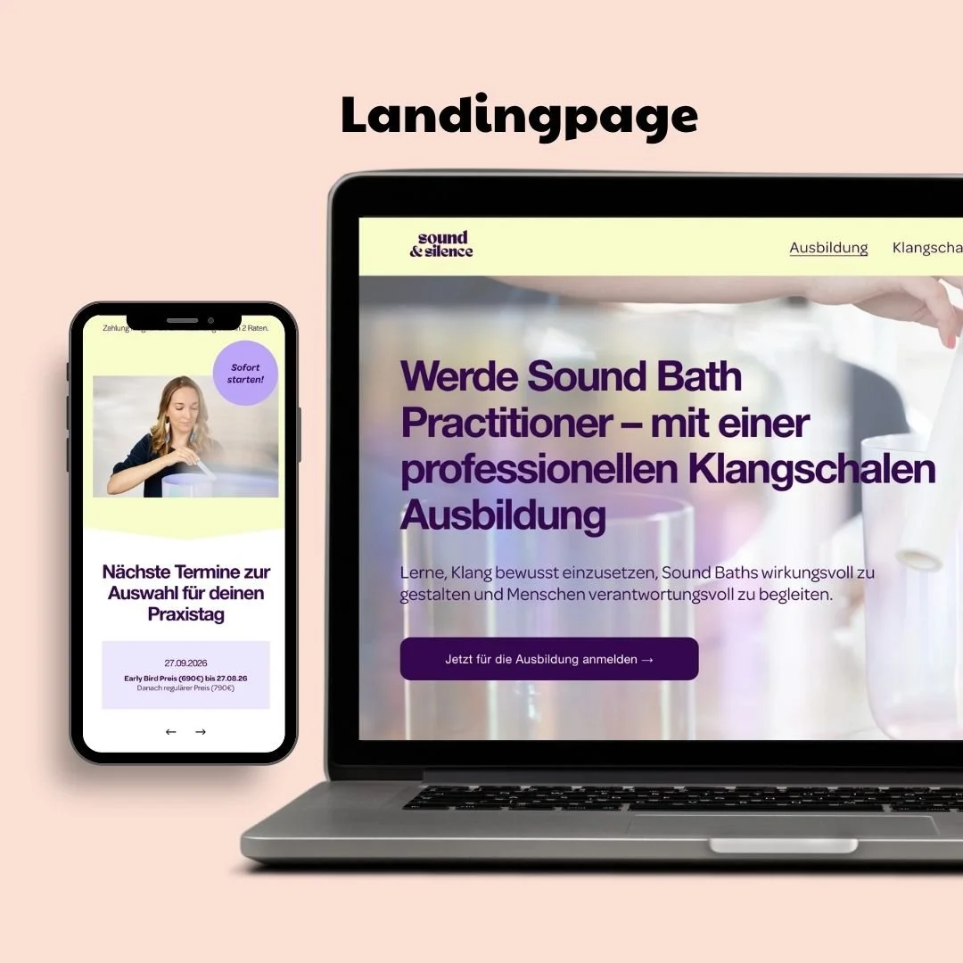 Bild zeigt eine Landingpage auf einem Laptop mit der Überschrift 'Werde Sound Bath Practitioner – mit einer professionellen Klangschalen Ausbildung' und einem Button zum Anmelden. Daneben ein Smartphone mit einer Terminübersicht für Praxistage und einem Bild einer jungen Frau mit einer Klangschale.