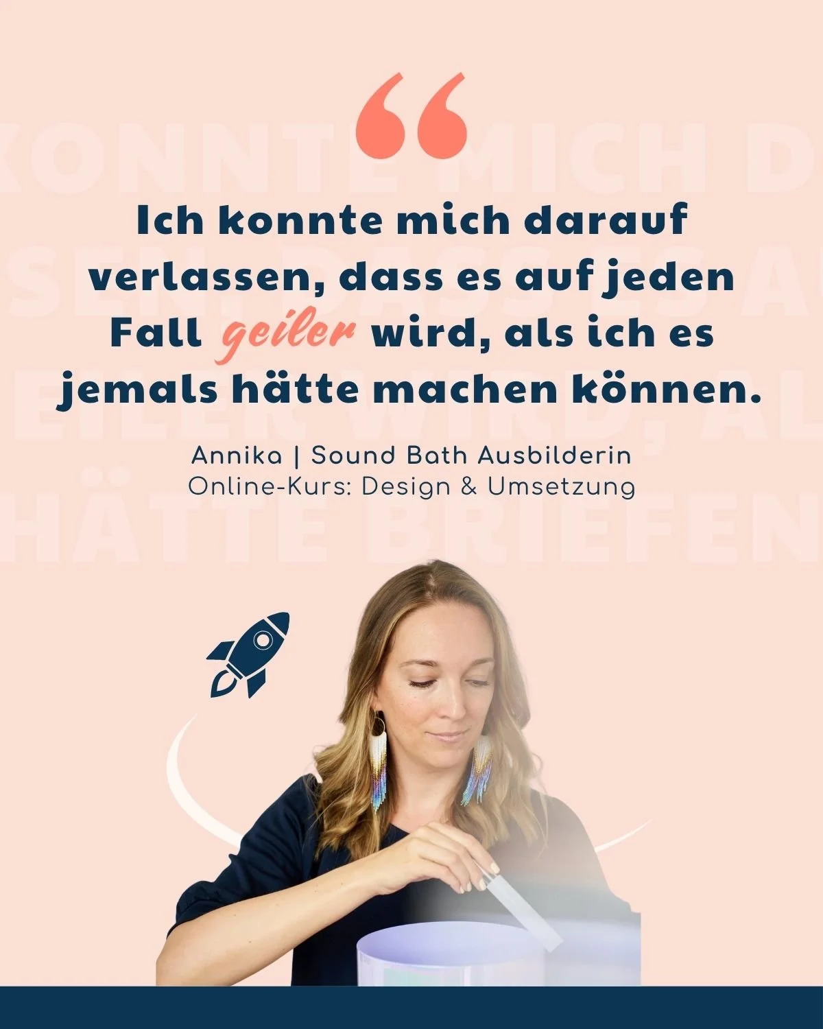 Eine Frau mit langen Haaren, die eine Schale hält und darin etwas macht, vor einem rosa Hintergrund mit einem Zitat und einem kleinen Raketen-Icon auf der linken Seite.