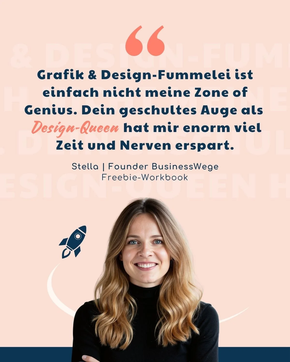 Ein freundliches Portrait einer jungen Frau mit langem, gewelltem, blonden Haar vor einem beige Hintergrund. Es gibt einen kleinen Raketen-Icon und Zitattext in Deutsch.