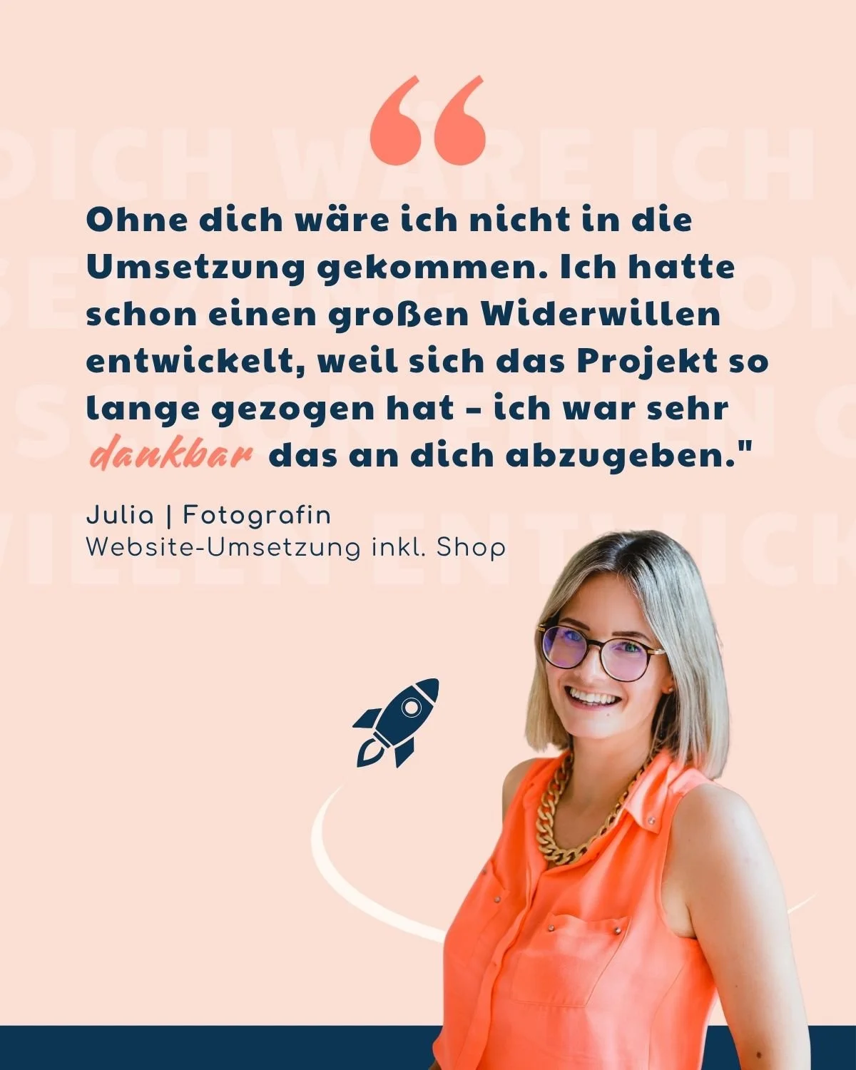 Fotografie einer lachenden Frau mit Brille und kurzen blonden Haaren, trägt ein oranges Top, mit einem Kettenhalsband, neben einem schwarzen Raketen-Icon. Über dem Bild ein Zitat in deutscher Sprache, auf pastellfarbenem Hintergrund, das die Dankbarkeit für Unterstützung bei einer Website-Umsetzung betont, unterschrieben mit Julia, Fotografin.