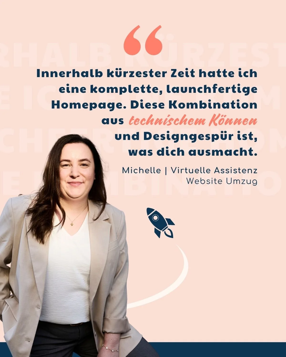 Porträt einer Frau mit braunen Haaren in weißem Blazer vor hellem Hintergrund. Einschließlich Text und einem Raketen-Icon auf der rechten Seite.