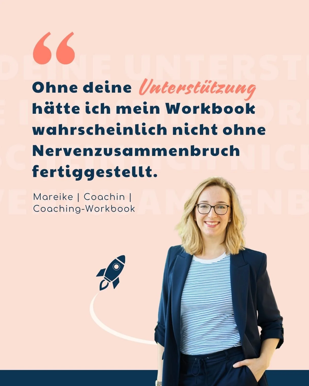 Eine Frau mit Brille und blonden Haaren, trägt eine blaue Jacke und ein gestreiftes Hemd, steht vor rosa Hintergrund mit einem Zitat in deutscher Sprache. Es enthält auch ein kleines Raketen-Icon und der Name Mareike, Coach und Coaching-Workbook.